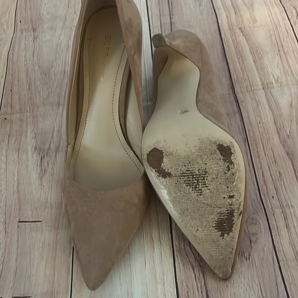 BCBG tan microsuede pumps…they go with everything! - Picture 3 of 5